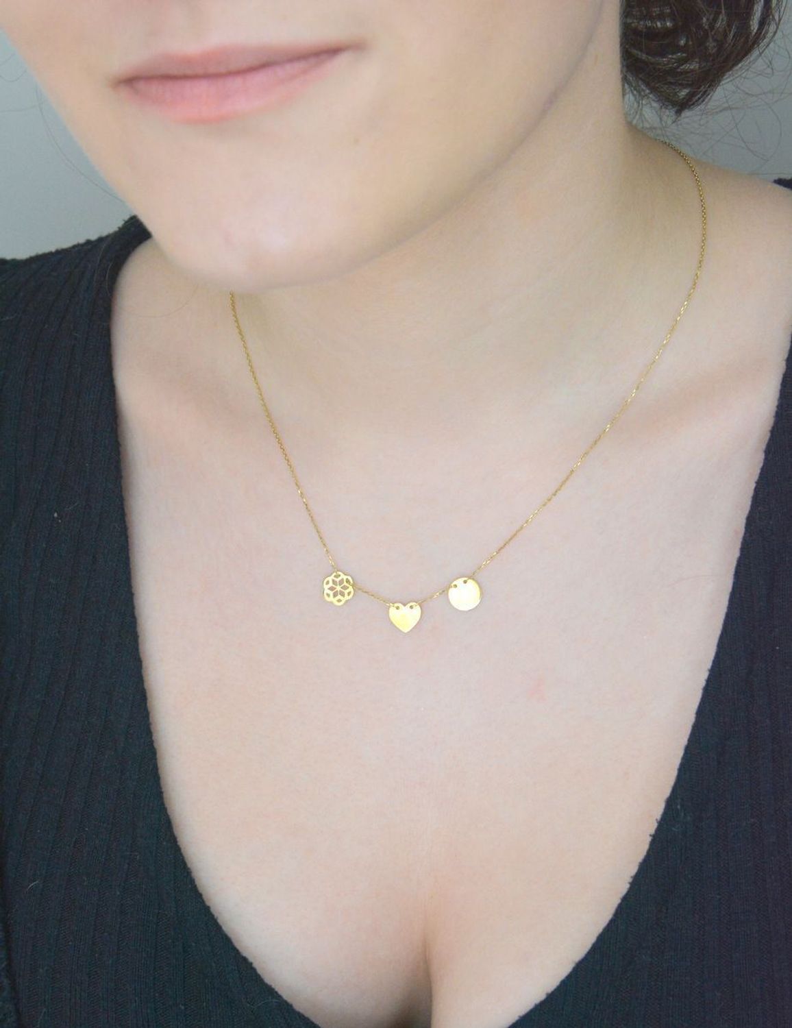 Złoty naszyjnik z trzema zawieszkami – harmonia detali.jpg